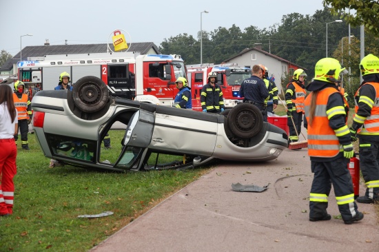 Verkehrsunfall mit Autoberschlag in Marchtrenk endet glimpflich