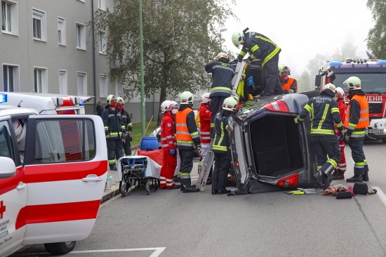 Menschenrettung nach schwerem Verkehrsunfall in Wels-Vogelweide