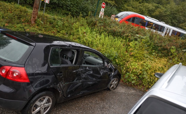 Auto auf Bahnbergang in Grnau im Almtal von Regionalzug der Almtalbahn erfasst