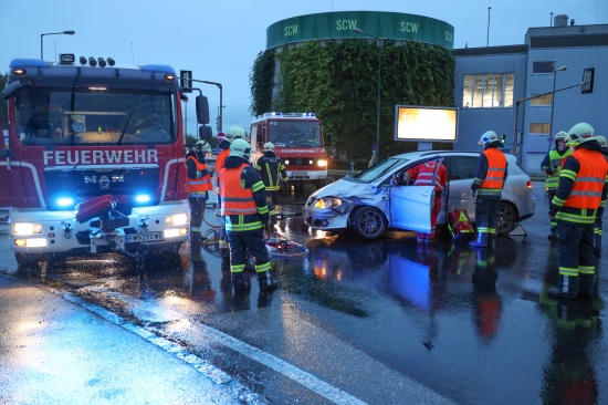 Schwerer Verkehrsunfall zwischen PKW und Transporter in Wels-Waidhausen