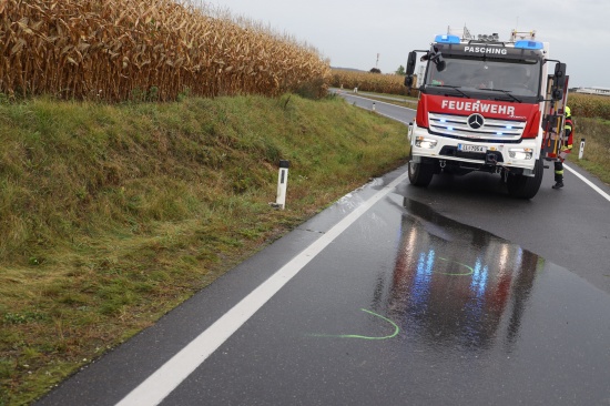 Menschenrettung aus umgekipptem Auto nach Verkehrsunfall auf Kremstalstrae bei Pasching