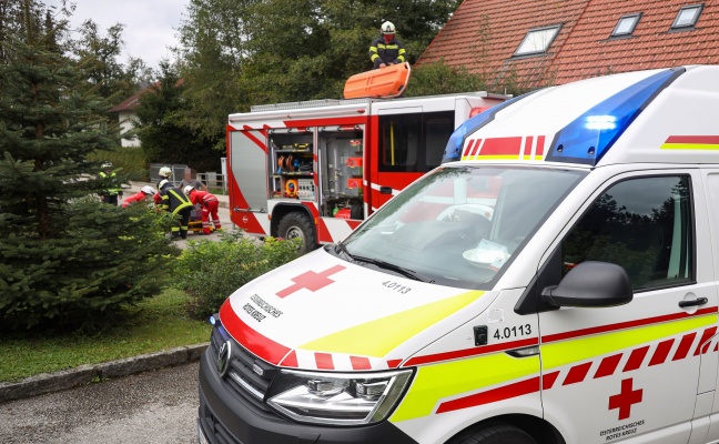 Verletzter Mann nach Sturz in einen kleinen Bach in Krenglbach gerettet