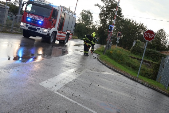 Betonmischwagen verlor auf Strae in Stadl-Paura grere Menge an Betonschotter