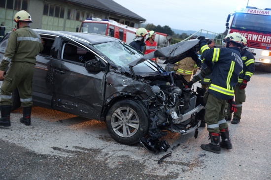 Eine Schwerverletzte bei Crash zwischen Auto und Betonmischwagen auf Eferdinger Straße