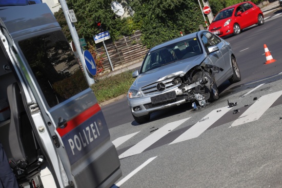 Heftiger Kreuzungscrash in Wels-Pernau fordert eine verletzte Person