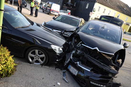 Dreierkollision: Kreuzungscrash in Wels-Lichtenegg fordert drei Verletzte