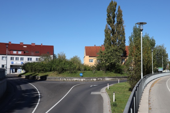 "Kreisverkehr bersehen": Alkolenkerin kracht in Wels-Vogelweide gegen Sttzmauer des Kreisverkehrs