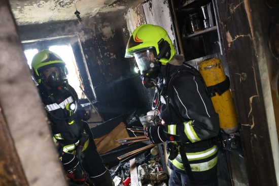 Eine Verletzte bei ausgedehntem Kchenbrand in einer Wohnung in Vcklabruck