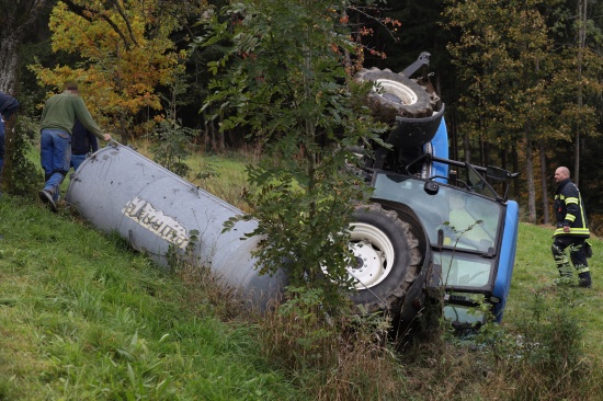 Traktor mit Glleanhnger auf Wiese in Inzersdorf im Kremstal ber Kante gestrzt