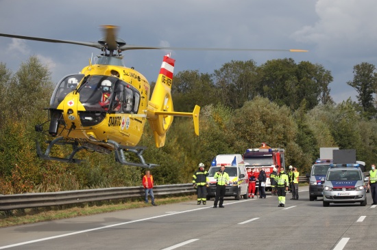 Schwerverletzter bei Crash zwischen Auto und LKW auf Westautobahn bei Eggendorf im Traunkreis