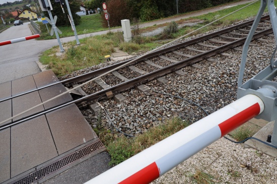 Auto hing auf Bahnbergang in Piberbach fest - Zugverkehr rechtzeitig gestoppt