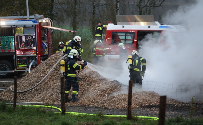 Brand in einem Hackschnitzellager in Peuerbach - Fünf Feuerwehren im Löscheinsatz