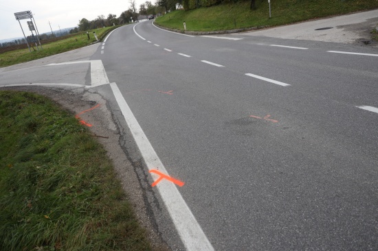 Kreuzungskollision zweier Fahrzeuge in Schlierbach endet glimpflich