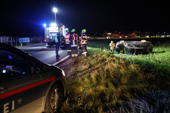 Auto mit Jugendlichen bei Unfall in Hrsching in Feld berschlagen