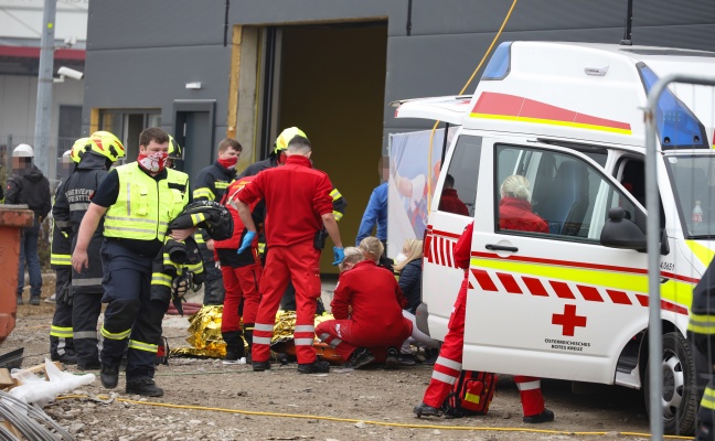 Menschenrettung: Arbeiter auf Baustelle in Asten unter abgestürztem Muldenkipper eingeklemmt