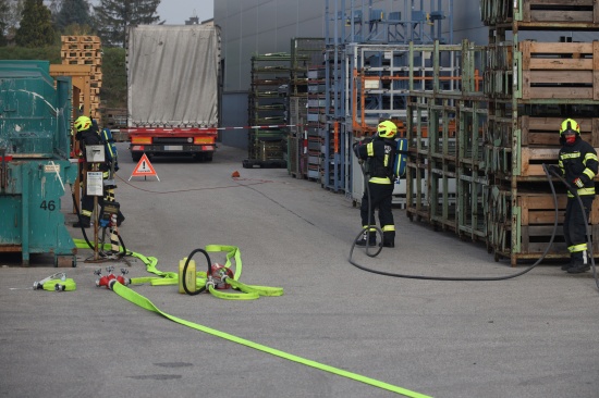 Fass nach chemischer Reaktion bei Unternehmen in Hrsching durch Feuerwehr erfolgreich entschrft