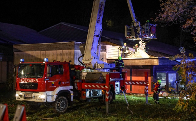 Großeinsatz für sechs Feuerwehren bei Brand einer Tennishalle in Windischgarsten
