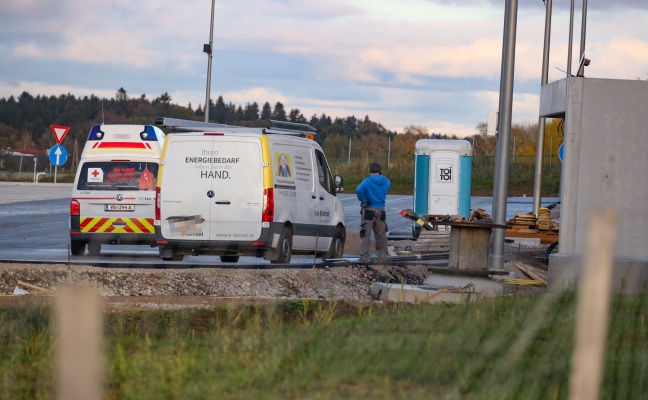 Arbeiter in Schacht: Personenrettung nach Arbeitsunfall auf Rastplatz in Aurach am Hongar