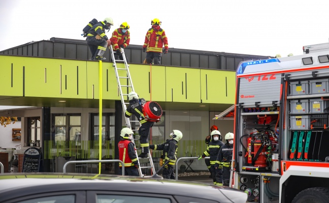 Drei Feuerwehren bei Brand im Dachbereich eines Volksheimes in Pasching im Einsatz