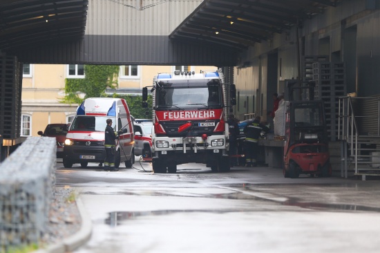 Mitarbeiter bei Arbeitsunfall mit Hand in Maschine eingeklemmt