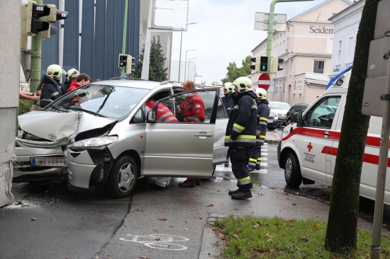 Schwerer Kreuzungscrash in Wels fordert eine verletzte PKW-Lenkerin