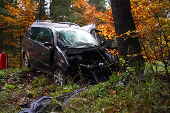 Tdlicher Verkehrsunfall: Mopedauto kracht in einem Waldstck bei Geretsberg gegen Baum