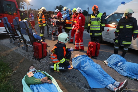 Einsatzkräfte übten in Mistelbach Busunfall mit mehreren eingeklemmten Personen