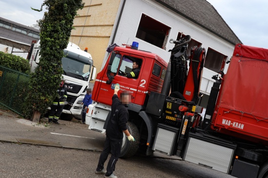 Millimeterarbeit: LKW steckte auf Baustelle in Wels-Lichtenegg im Gatsch fest