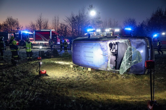 Auto bei Unfall auf Eferdinger Strae in Waizenkirchen in Feld berschlagen