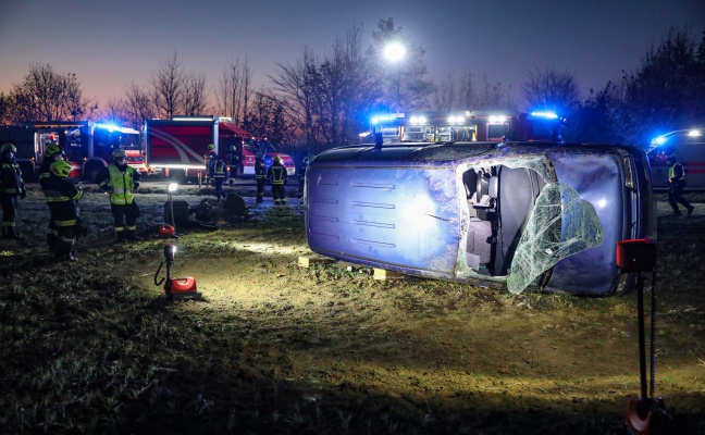 Auto bei Unfall auf Eferdinger Straße in Waizenkirchen in Feld überschlagen