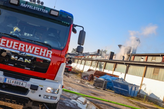 Drei Feuerwehren bei Brand im Dachbereich einer Firmenhalle in Asten im Einsatz