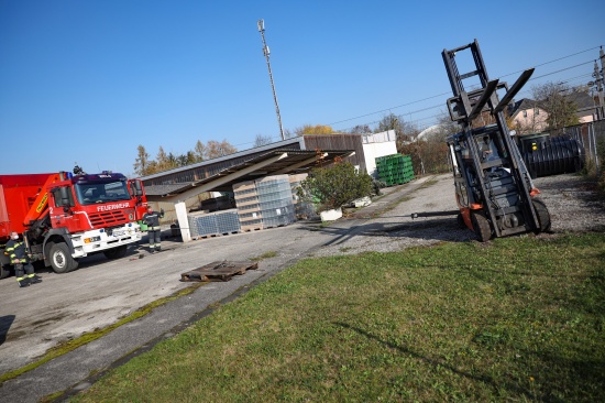 Feuerwehr im Einsatz: Stapler auf Firmengelnde in Wels-Vogelweide im Schotter eingesunken