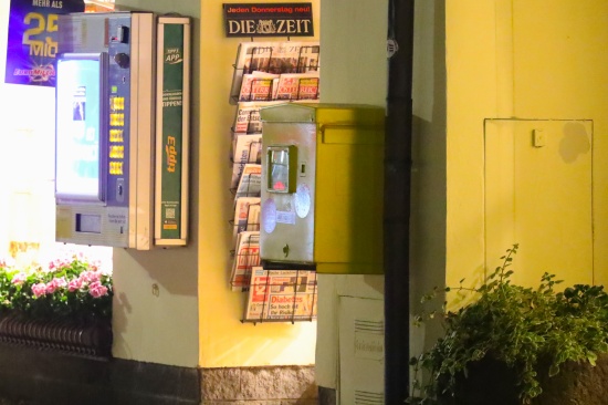 Person bei Briefaufgabe in Enns mit Hand im Postbriefkasten stecken geblieben