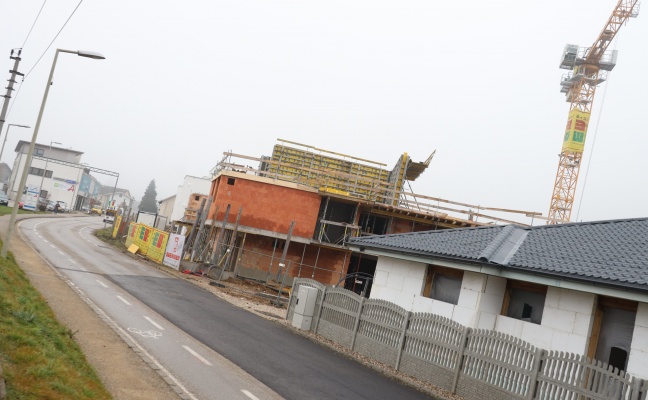 Personenrettung auf Baustelle einer Wohnhausanlage in Pinsdorf