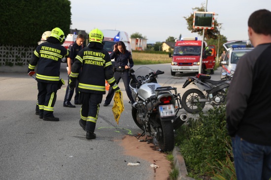 Mopedlenker und Motorradfahrerin in Marchtrenk zusammengestoßen
