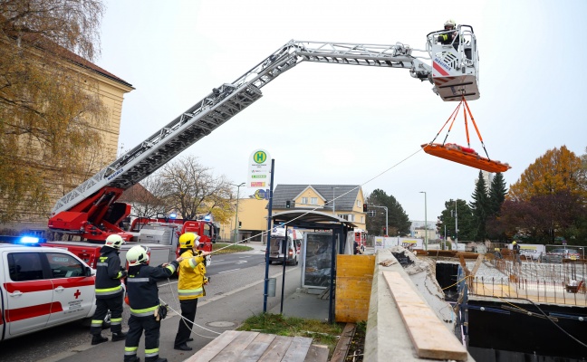 Personenrettung: Arbeiter in Wels-Innenstadt nach Sturz von der Leiter aus Baugrube gerettet