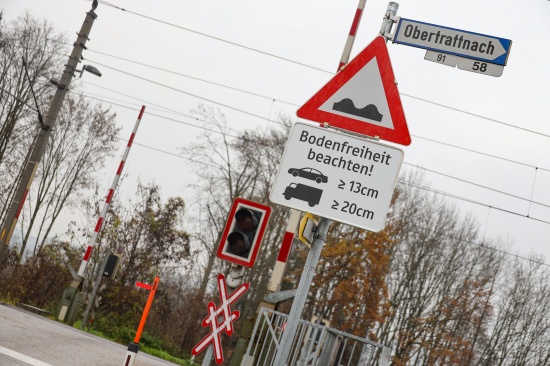 Behrdenirrsinn: Bahnbergang in Taufkirchen an der Trattnach nun durch Zusatzschild wieder befahrbar