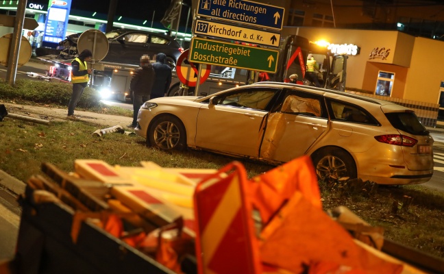 Unfallfahrzeug kracht nach heftigem Kreuzungscrash in Wels-Pernau gegen Ampel