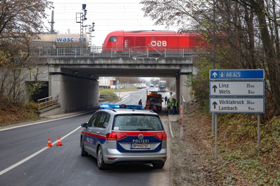 Unterfhrung beschdigt: LKW kracht in Gunskirchen mit Mulde gegen Begleitbrcke der Westbahnstrecke