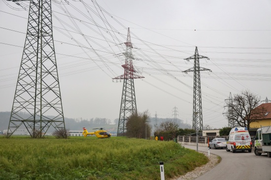 Spektakulre Notarzthubschrauberlandung unter Hochspannungsleitungen bei Personenrettung in Asten