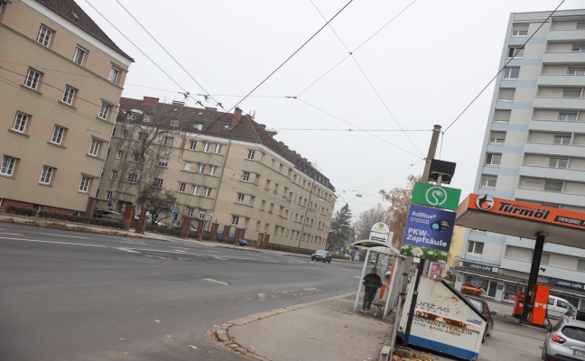 Fußgänger (49) nach schwerem Verkehrsunfall in Linz-Bulgariplatz im Krankenhaus verstorben