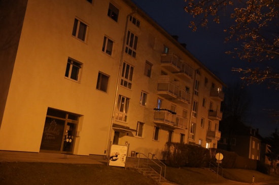 Feuerwehr zu gemeldetem Brand auf Balkon eines Mehrparteienwohnhauses in Eferding alarmiert