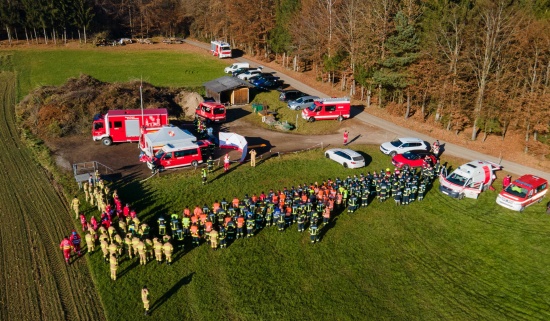 Großeinsatz der Feuerwehr: Abgängige Frau bei Suchaktion in Tarsdorf leblos aufgefunden