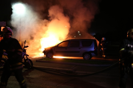Feuerwehr beim Brand eines abgestellten Fahrzeuges in Wels-Pernau im Einsatz