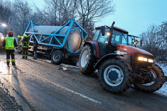 Winterliche Straenverhltnisse: Traktor samt Anhnger bei Sattledt im Straengraben gelandet