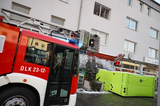 Drei Kinder und Erwachsener retten sich bei Kchenbrand in Traun mit Sprung aus Brandwohnung im 2. Stock