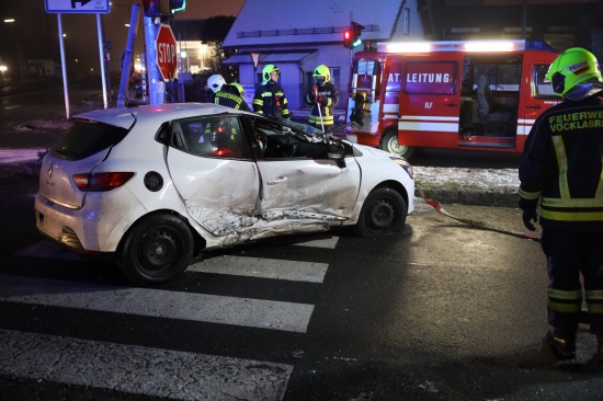 Schwerer Kreuzungscrash zwischen zwei PKW auf der Wiener Strae in Vcklabruck