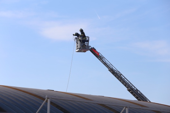Feuerwehreinsatz bei Brand am Dach einer Firmenhalle in Pasching