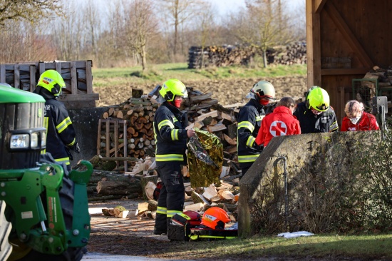 Personenrettung: Frau in Oftering unter umgestrzter Palette mit Brennholz verschttet