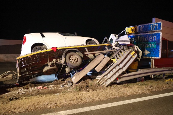 Autotransporter kracht auf Westautobahn bei Abfahrt in Ansfelden frontal gegen Anpralldmpfer